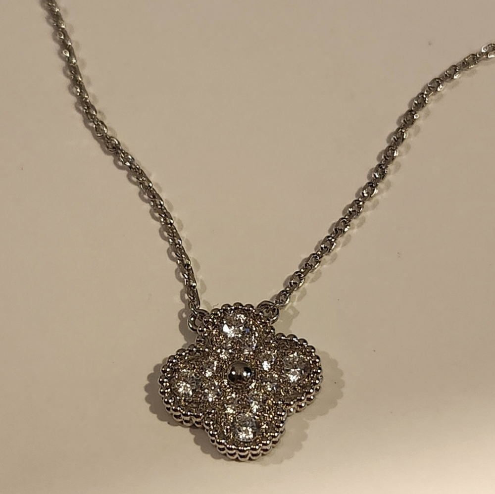 Clover Necklace.Stainels Steel Hupoallergenic. Moissanite. New popular design - Picture 3 of 15
